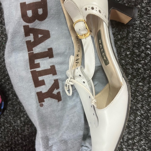 Ballys Vintage Preowned White classic pump, Sz 6.5 - Picture 4 of 4